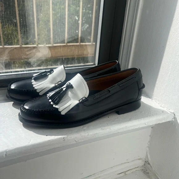 Elegant Black and White Tassel Loafers - Picture 3 of 7